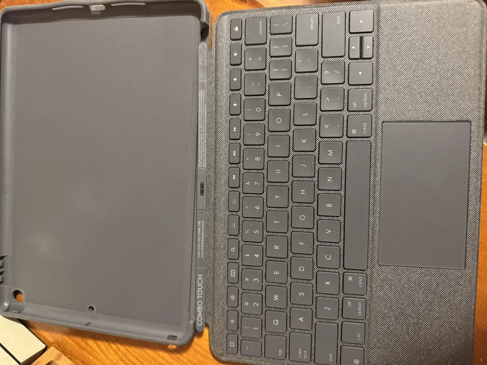 Logitech iPad Case With Keyboard. 9th, 8th And 7th Gen Case - Image 4 of 4