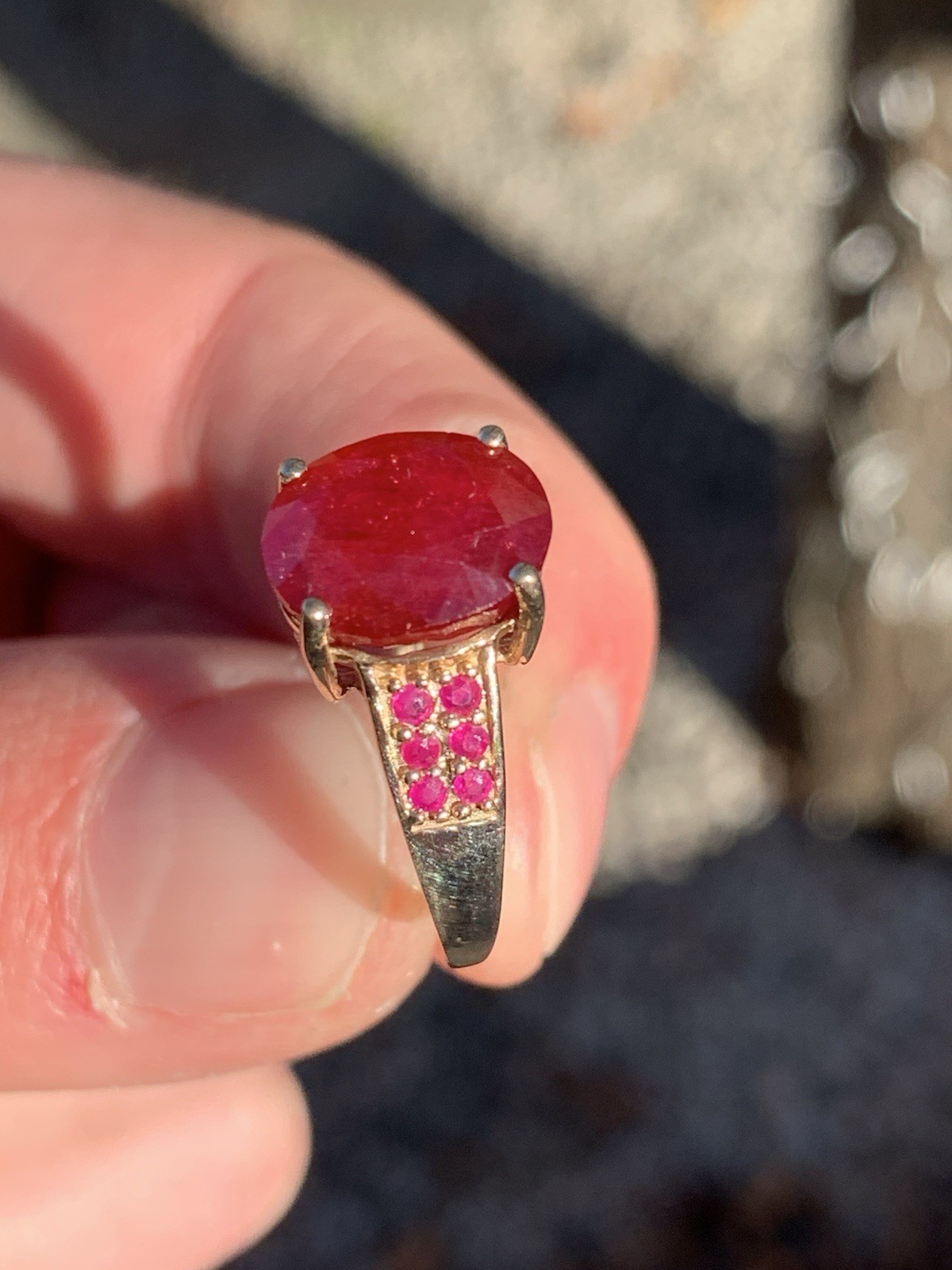 9ct Gold Large Ruby Exceptional Ring 3.7 Grams - image 3