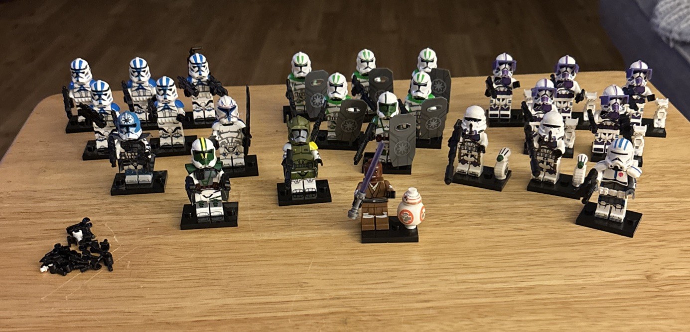 Lot Of 24 LEGO Action Figures. 23 Clone Troopers Plus Mace W
