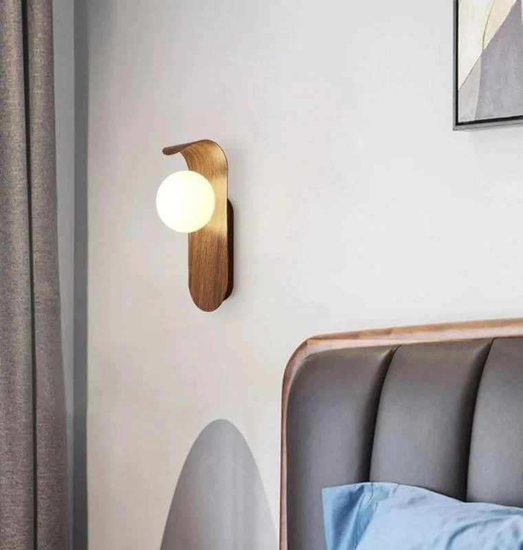 Juego de 2 apliques de pared para mediados de siglo, accesorios de globo de vidrio con textura de nogal, madera Foto 3 de 4