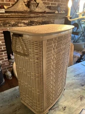VTG White Wicker Laundry Hamper Basket Glitter Lucite Handles Regency MCM