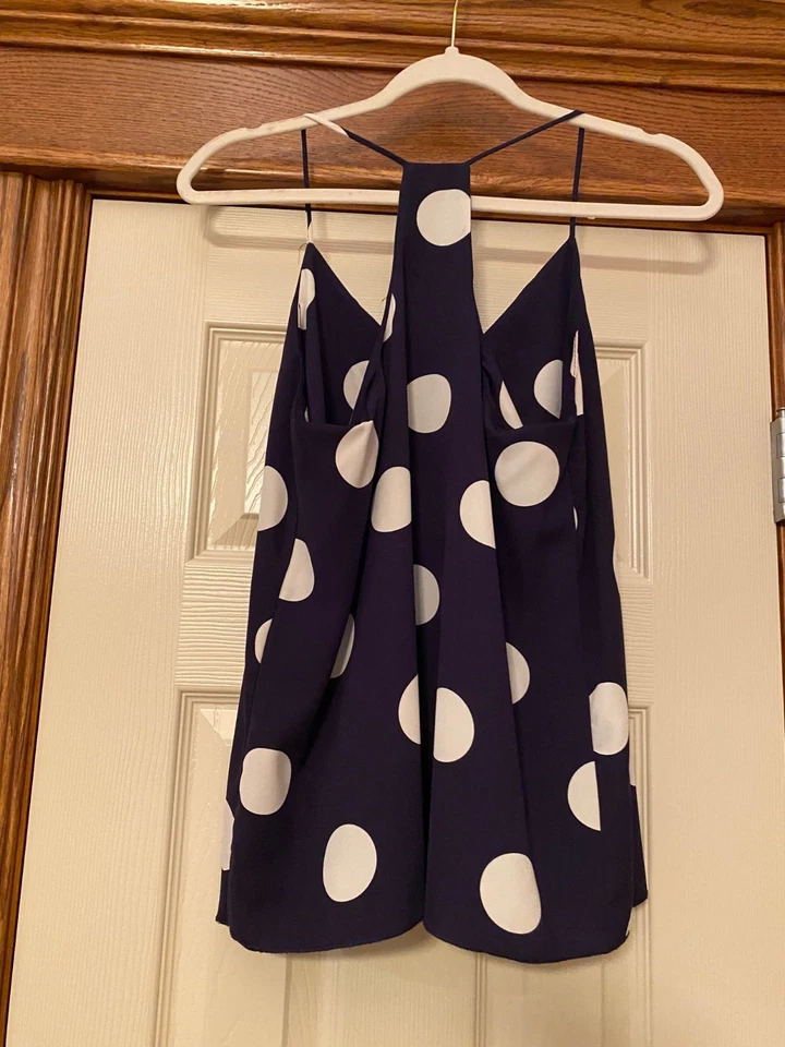 Женский темно-синий и белый расклешенный топ Chico's в горошек размер S с ремешком для спагетти - Изображение 2 из 4