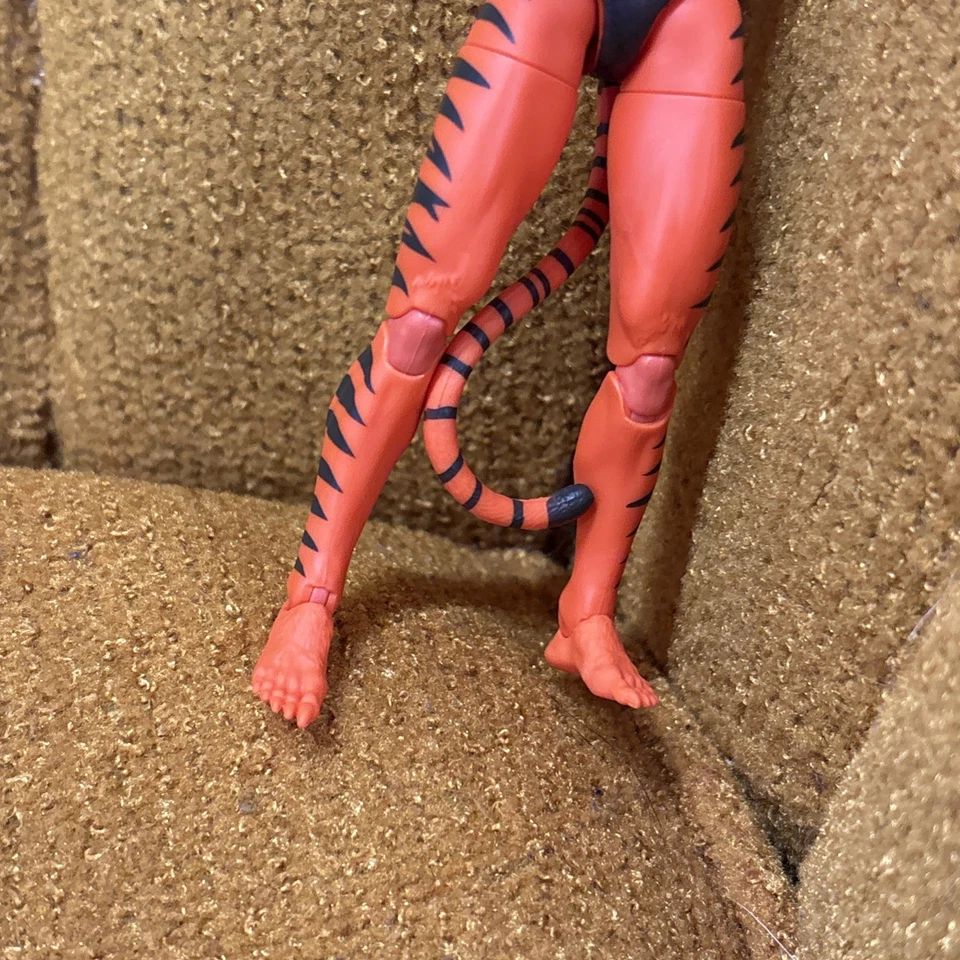 Figura de acción Marvel Legends TIGRA (Avengers) RETRO 6' HASBRO SUELTA Foto 3 de 4