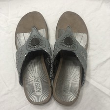 Array Moki Medallion Gray and Silver Leather Thong Sandals, Size 8 (SH02)