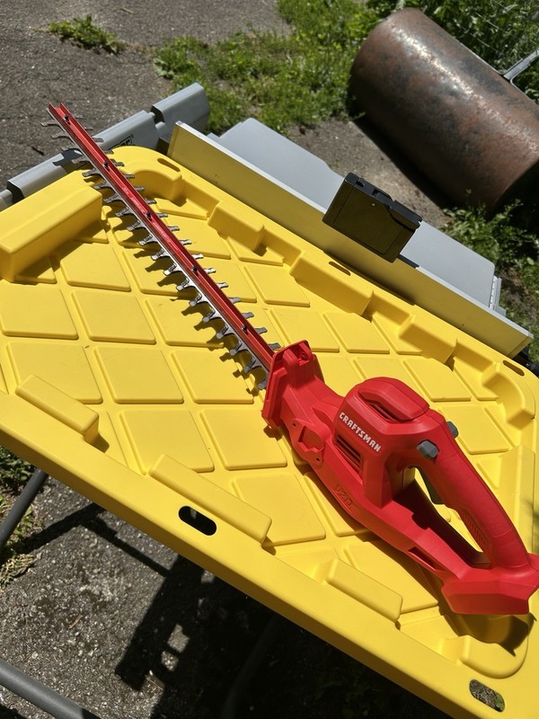 Craftsman Cordless Battery-Powered Hedge Trimmer, 20 in Blade, Red