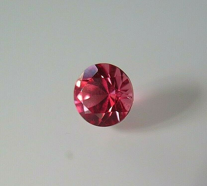 Saphir Verneuil padparadscha 8 mm pour création de haute joaillerie
