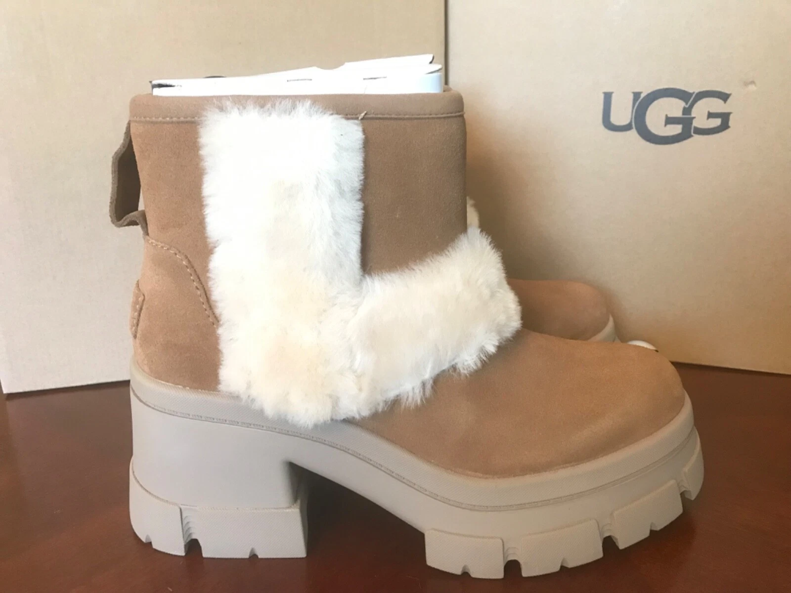 Stivaletto impermeabile UGG donna Brooklyn Sunburst con bordo in shearling originale taglia 9