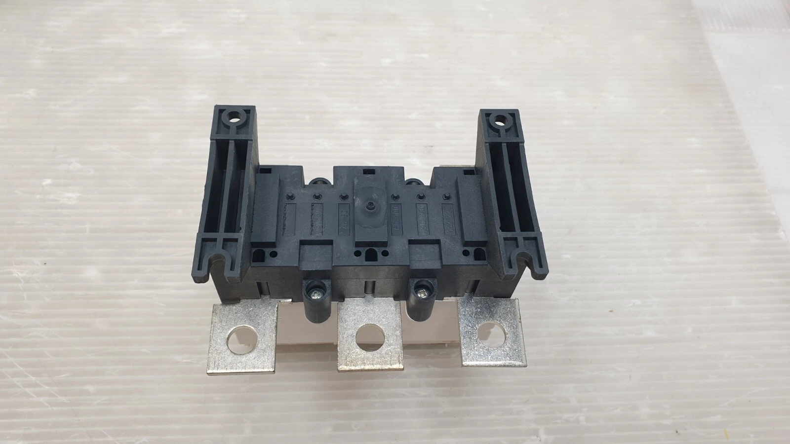 Underside of the LR9F5371 with three tin-plated connection bars and mounting lugs