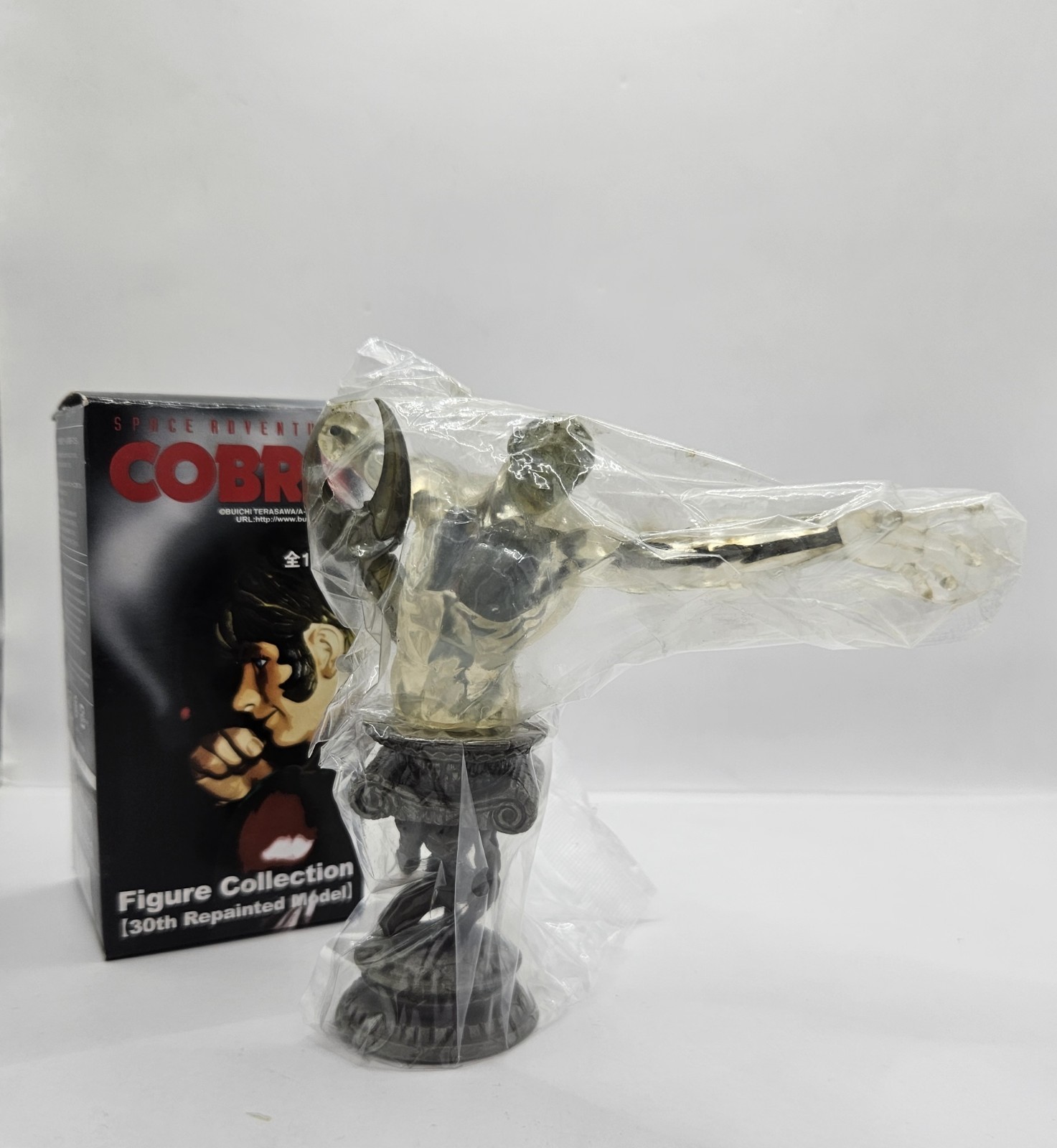Buste Crystal Boy Cobra de collection en PVC transparent haute finition 18cm