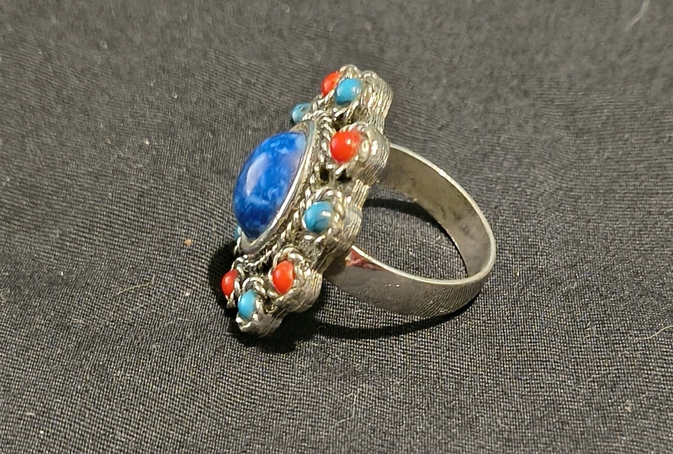 Enorme anillo estampado vintage Sarah Coventry lapislázuli coral turquesa y plata talla 7 Foto 2 de 4