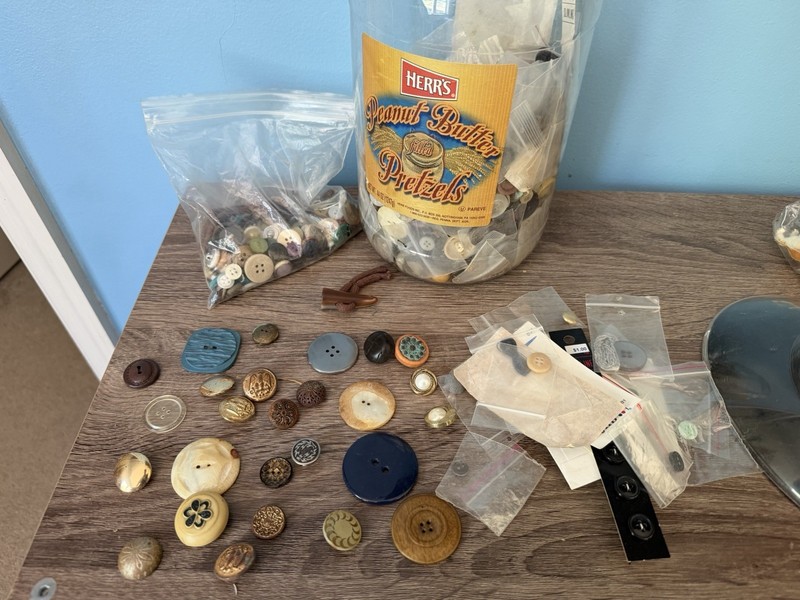 Huge lots of vintage buttons! Over 3.5 pounds includes bakelites!!