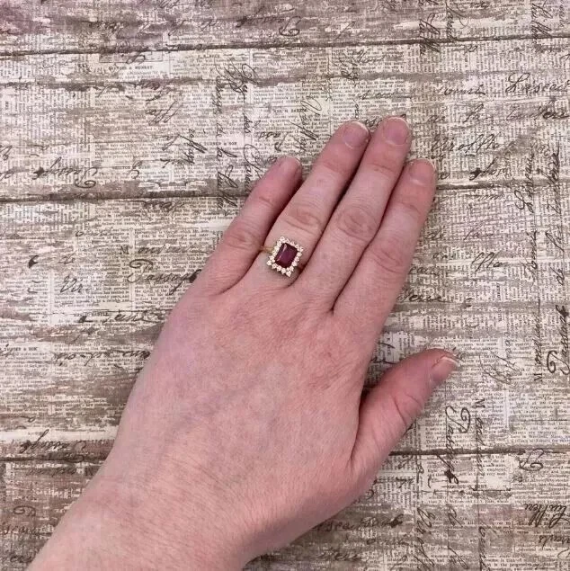 Anillo de compromiso con halo de rubí creado en laboratorio corte esmeralda de 2,70 quilates enchapado en oro amarillo de 14 quilates Foto 2 de 4