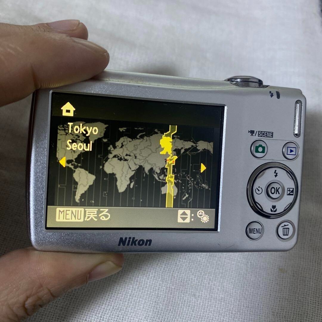 Nikon COOLPIX S220 Silver Digital Camera 10.0MP 3x Optical