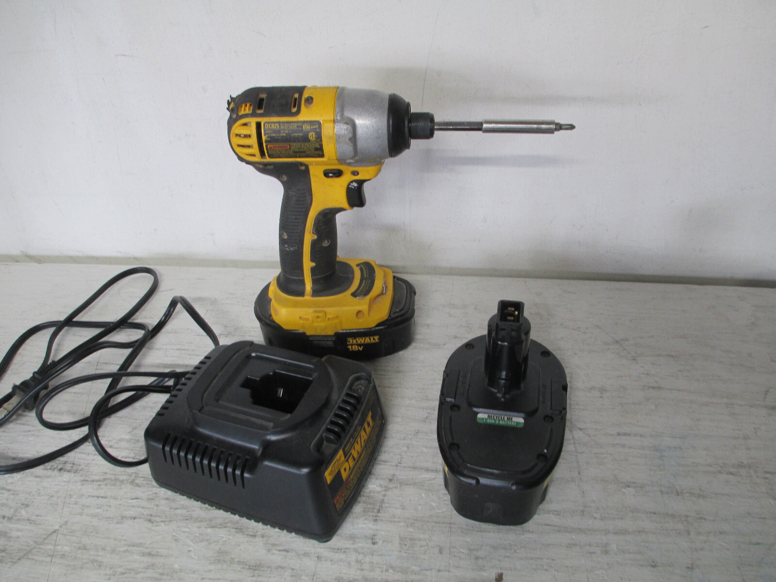 Ударный электрический шуруповёрт DEWALT (DC825) 1/4