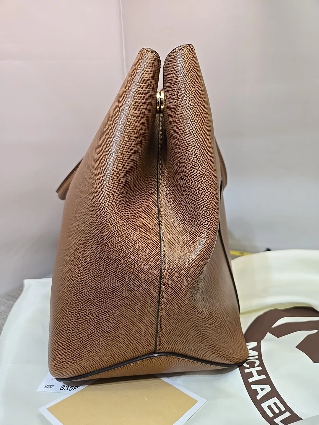 Borsa a secchiello Michael Kors in pelle marrone Greenwich etichette logo