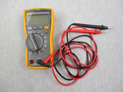 Fluke 117 True RMS Digital Multimeter VoltAlert Backlight Handheld W/ Leads