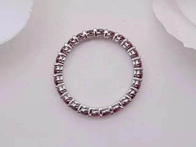 Anillo de banda para mujer de granate rojo creado en laboratorio de corte redondo de 1,5 quilates enchapado en oro blanco de 14 quilates Foto 4 de 4
