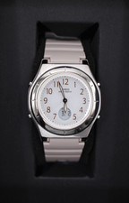 Casio Wave Ceptor LWA-M145-4AJF Solar Atomic Radio Digital Damenuhr Resin