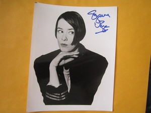 SUZANNE VEGA (SINGER & SONGWRITER) HAND-SIGNED VINTAGE PHOTO