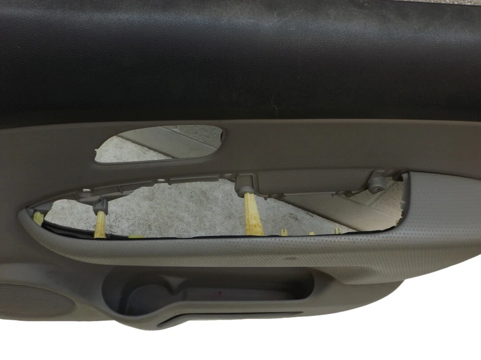 2007-2012 Kia Rondo Passenger FR Interior Door Panel Used OEM 823801D000 - Image 2 of 4