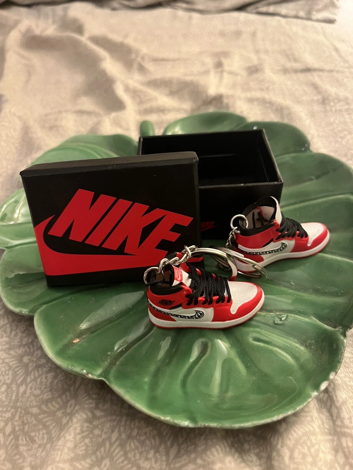 Porte clés rouge Jordan 1 DIOR
