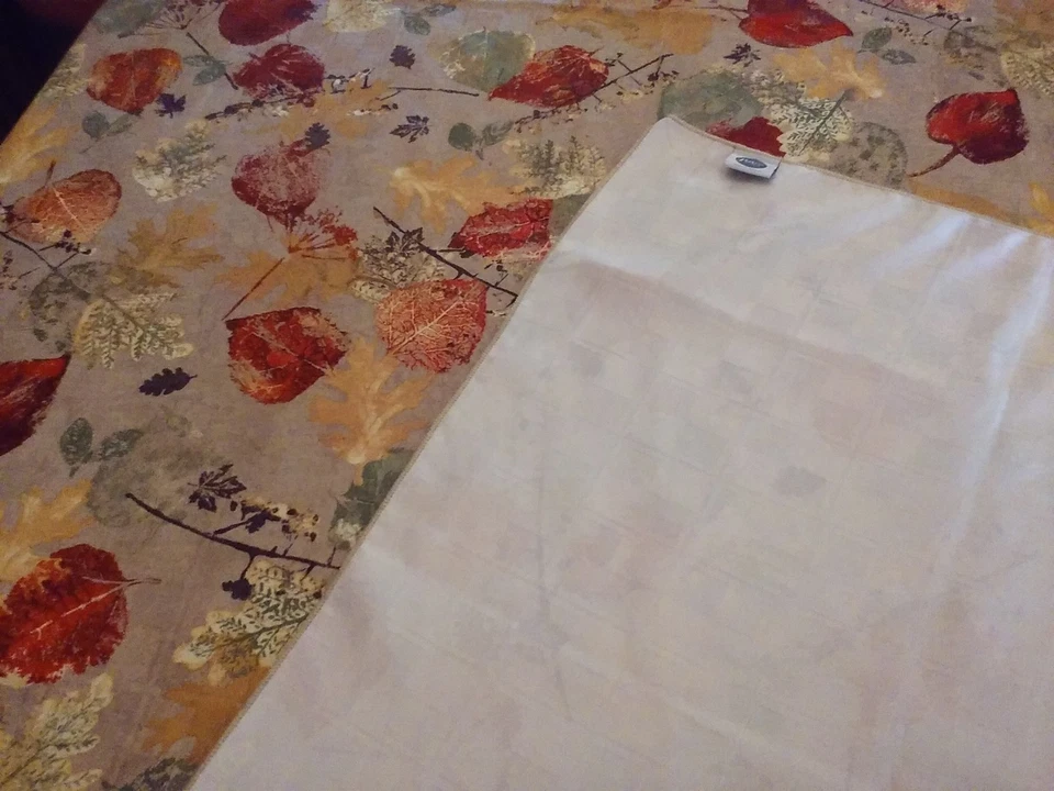Beautiful 60" x 100" Food Network Tablecloth, 100% Polyester,excellent condition - Image 4 of 4