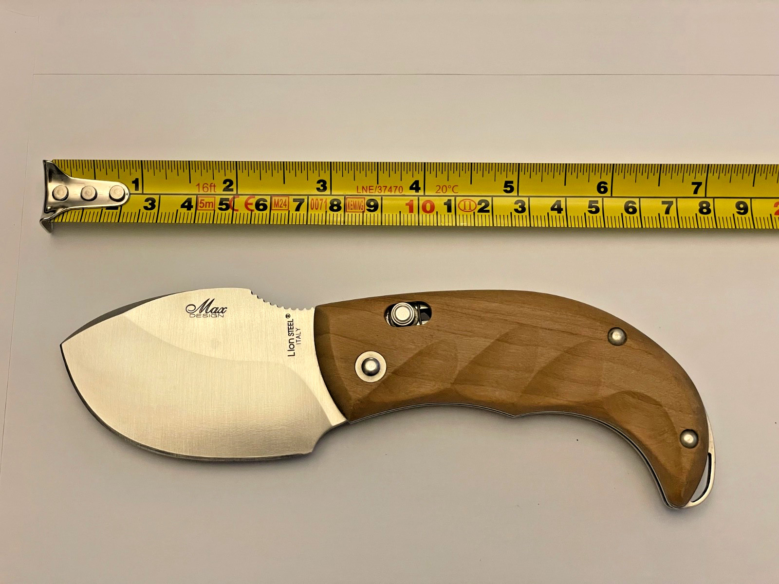 Titolo: Coltello LionSTEEL Skinner - Max Design - Legno di Ulivo