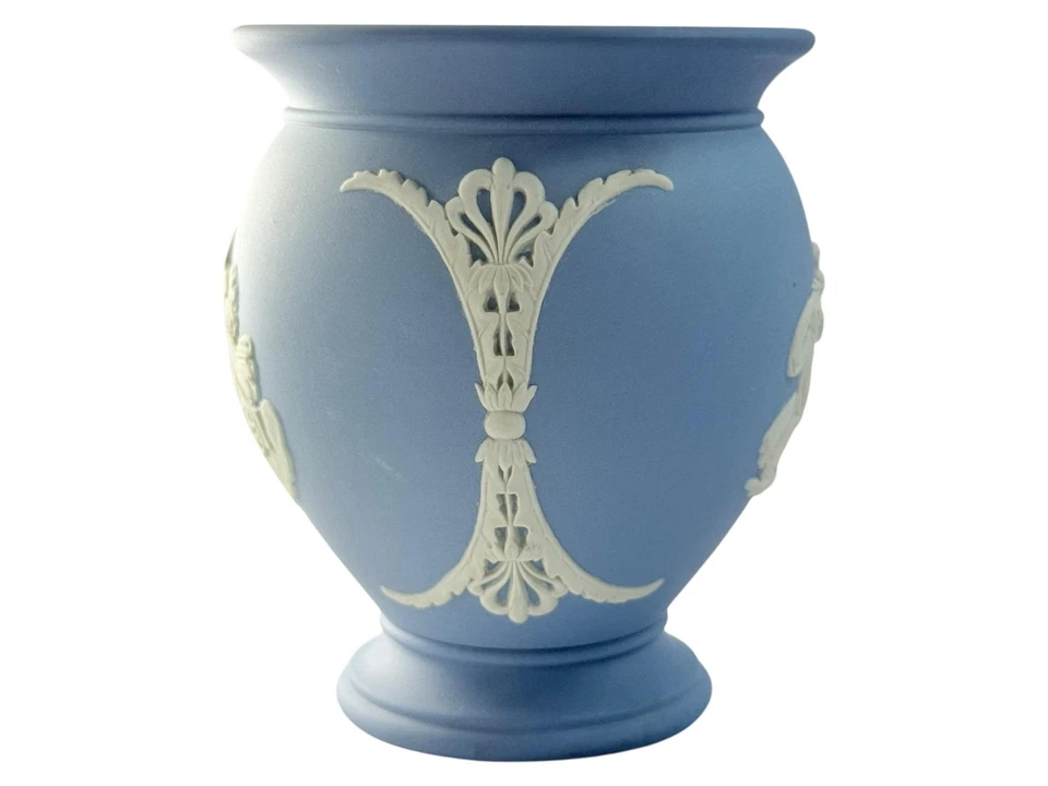 Синяя ваза из яшмы Wedgwood — рельеф классической колесницы и фигурок — датирована 1964 годом - Изображение 4 из 4