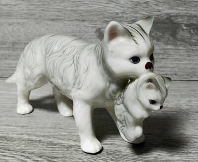 Vintage Porzellan Figur weiß hellgrau Tabby Mutter Katze hält Baby Katze