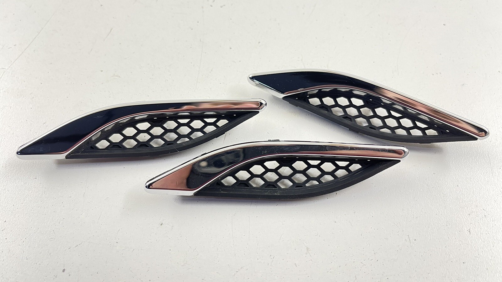 14-22 MASERATI GHIBLI RIGHT FRONT FENDER AIR VENT GRILLE COVER TRIM SET OF 3 OEM
