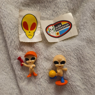 Alien Workshop Alien Figürchen 2er-Set Mini Vintage ''Alien-Olympics'' + Aufkleber