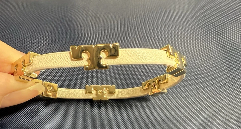 Pulseira “T” empilhável couro areia bronze ouro 18 quilates Tory Burch - Imagem 2 de 4