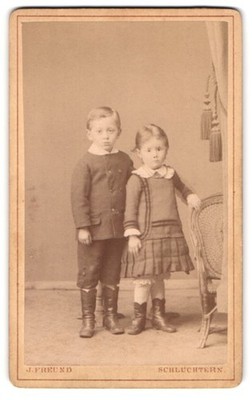 Fotografie J. Freund, Schlüchtern, Portrait zwei Geschwister mit Lederstiefeln  