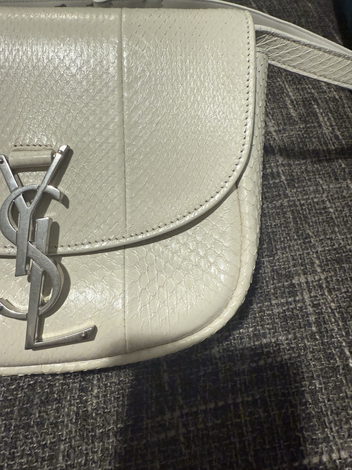 Borsa a tracolla Saint Laurent Kaia in pelle piccola pitone bianca