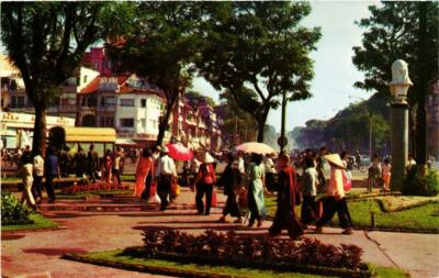 CPM AK VIETNAM Crowd in downtown SAIGON park-circle (729183)