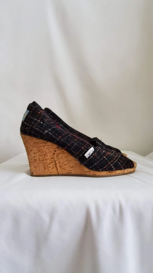 PRE-OWNEDTOMS *CLASSIC WEDGE* PEEP-TOE WEDGE PUMPS - BLACK TWEED WOMENS SIZE 5 - Image 2 of 4
