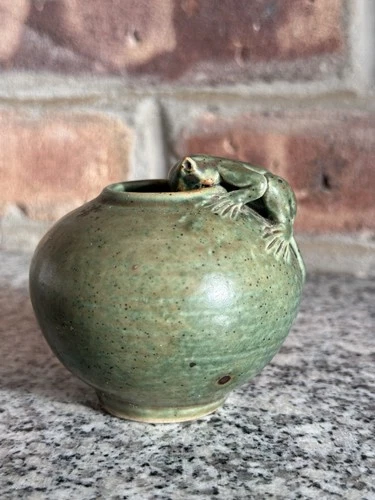 Mid Century Weller Style Art Pottery Frog Lizard Green Vase 2.5"