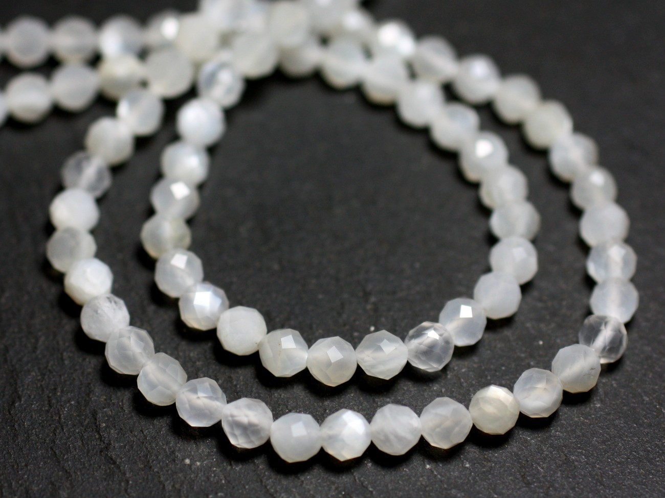 Perles Pierre de Lune 4mm facettées blanc gris pour fabriquer des bijoux fins faits main