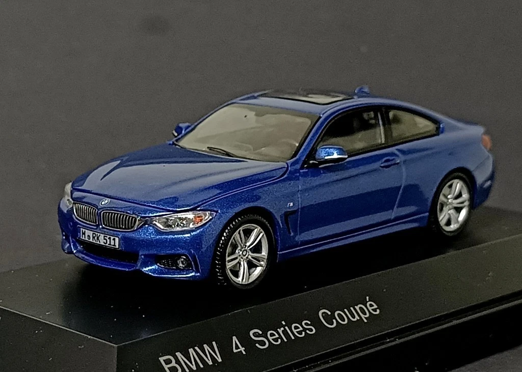 BMW 6er Coupé (E63) perlit-silber-met. Werbemodell Kyosho 80420153281 in der