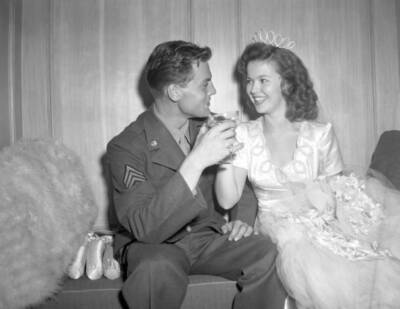 Shirley Temple and John Agar raise a toast at their wedding 1945 Old Photo