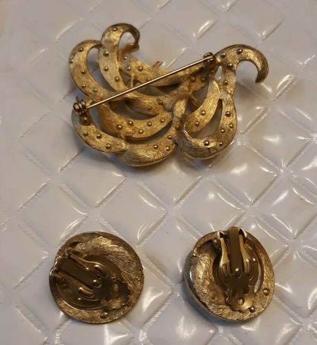 Vintage Jewelry Brooch & Earrings Wavy Swirl Design & Rhinestones Goldtone - Picture 4 of 7