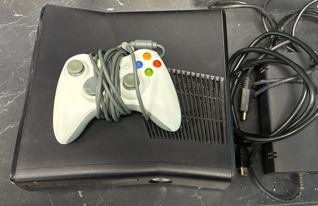 Console Xbox 360 Slim 4 GO Avec Manette filaire + Câbles - Occasion