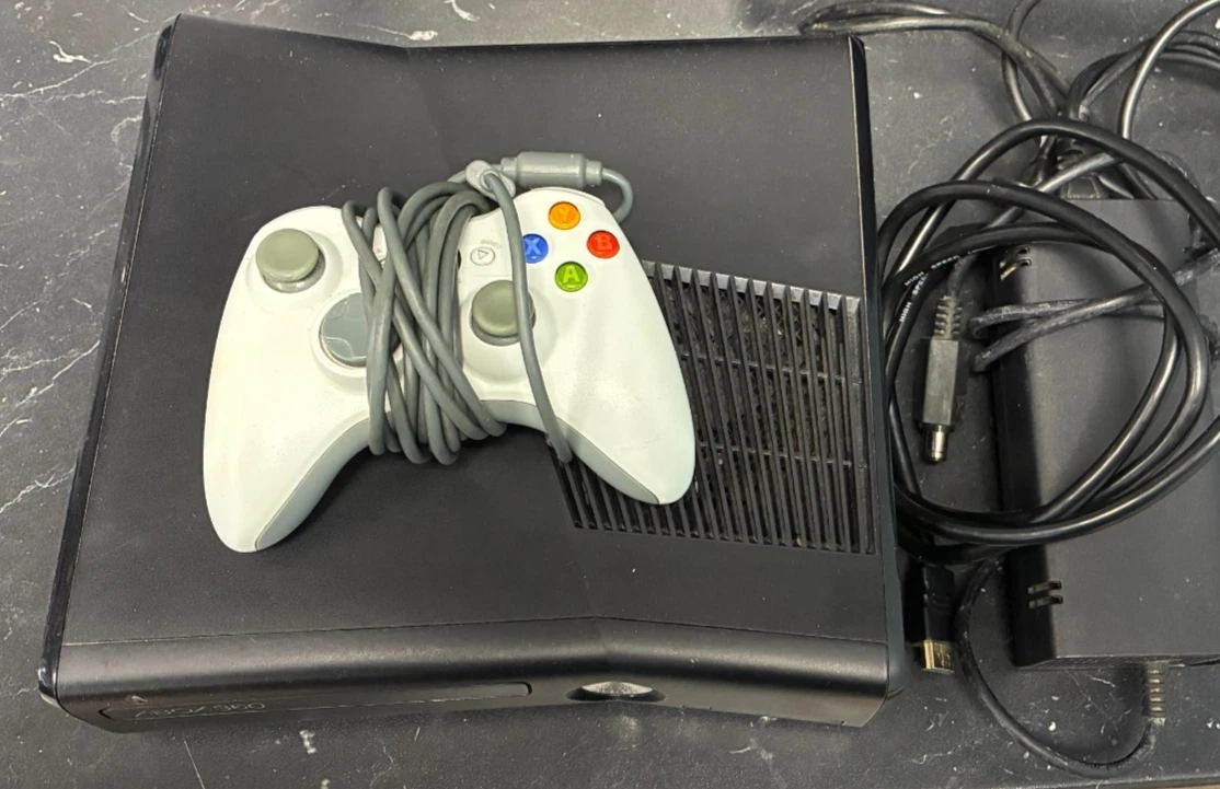Console Xbox 360 Slim Avec 2 Manettes, Câbles Officiels Et Boîte D’origine – Occasion état Fonctionnel