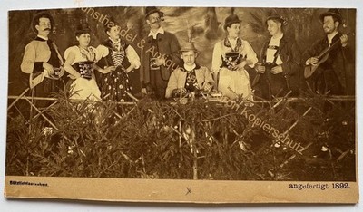 orig. Foto Fotografie 1892 Berlin Tracht Bayern Zither Musik Gruppe 22x12cm