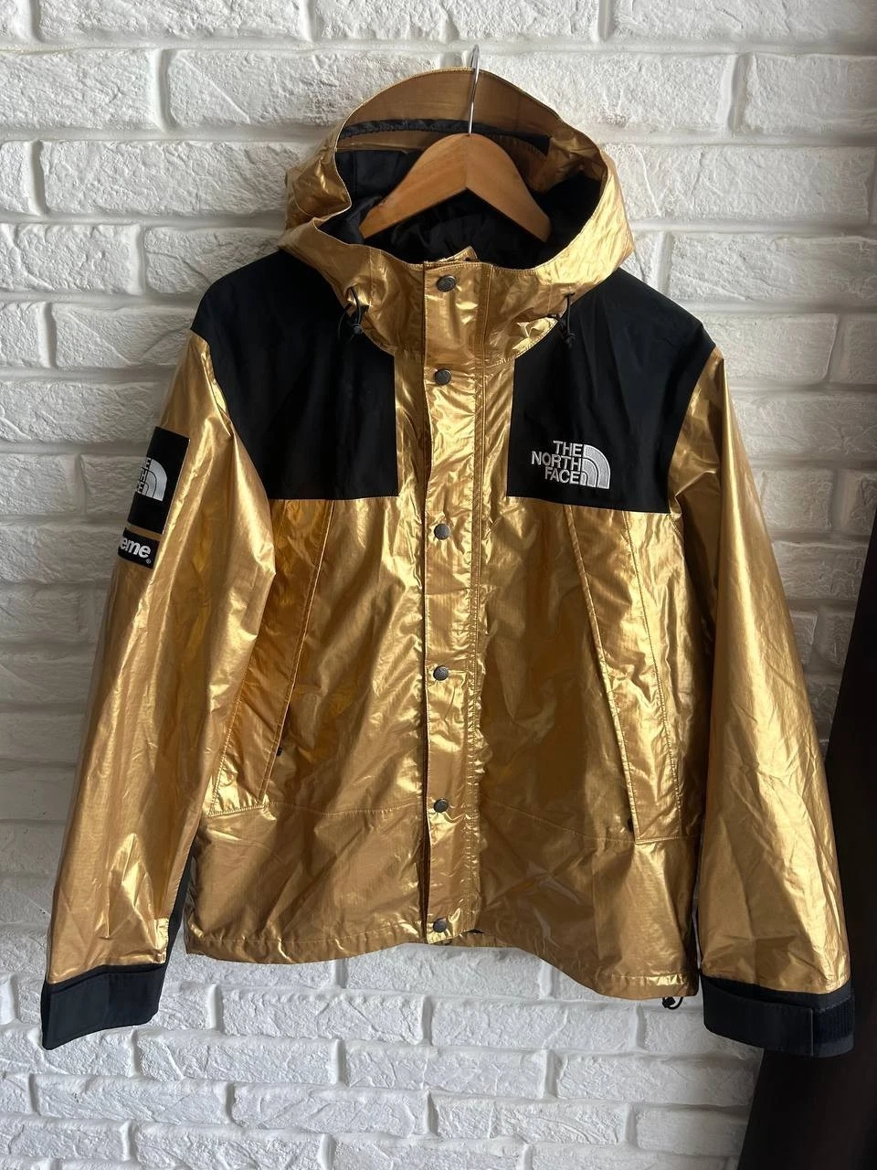 Gold metallic storm jacket The North Face SUPREME
Opens in a new window or tab