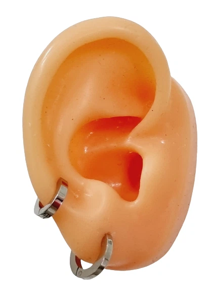 Orecchini a cerchio da uomo in acciaio inox cerchietti argento misure a scalare - Immagine 4 di 4