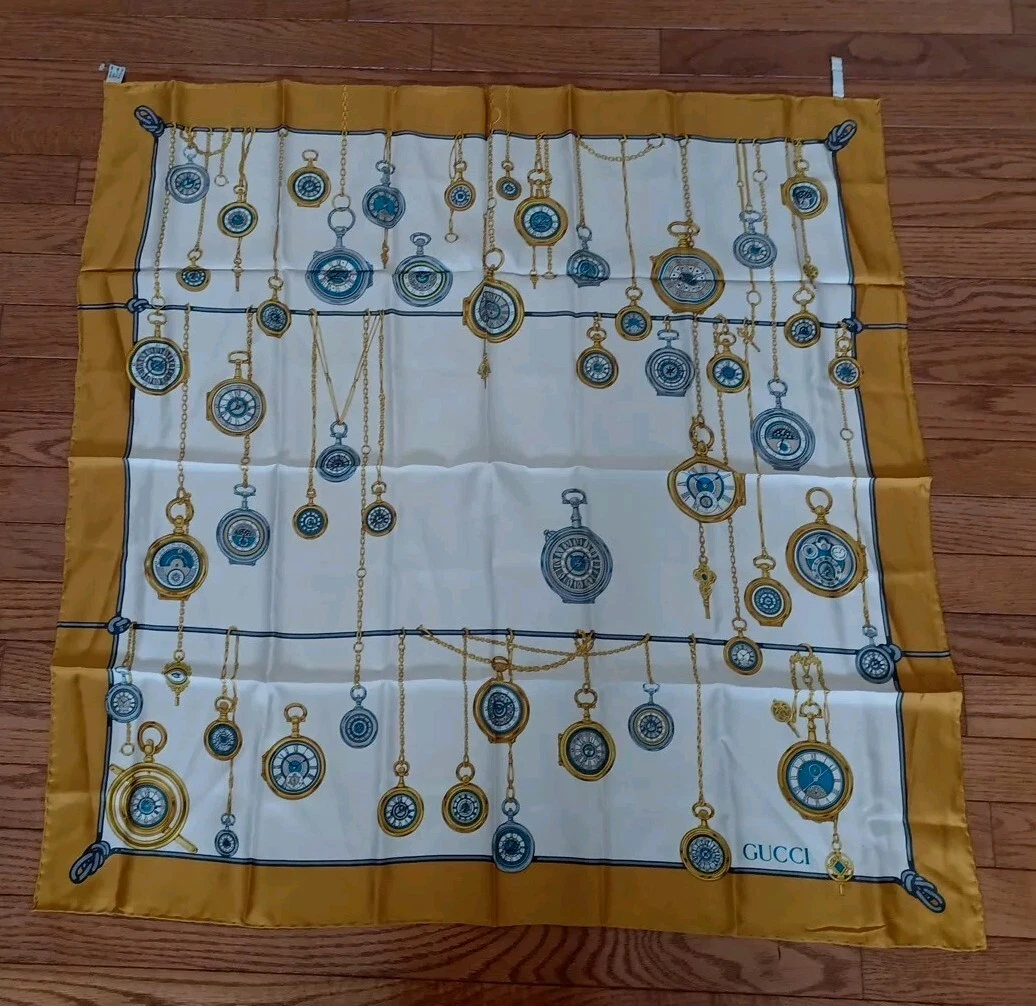 Foulard vintage Gucci en soie dorée 33