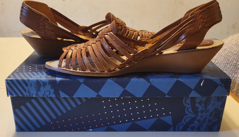 COLECCIÓN CONNIE SANDALIAS Cuero Superior Tostado con Tacón de Cuña de 2" Hechas en Brasil Foto 2 de 4