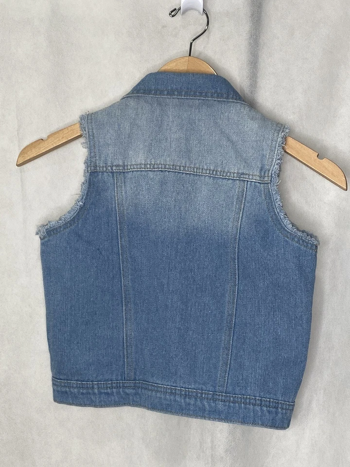 Chaleco vaquero de comida chatarra parches sin mangas Mickey Mouse talla grande para niñas de Disney Foto 2 de 4