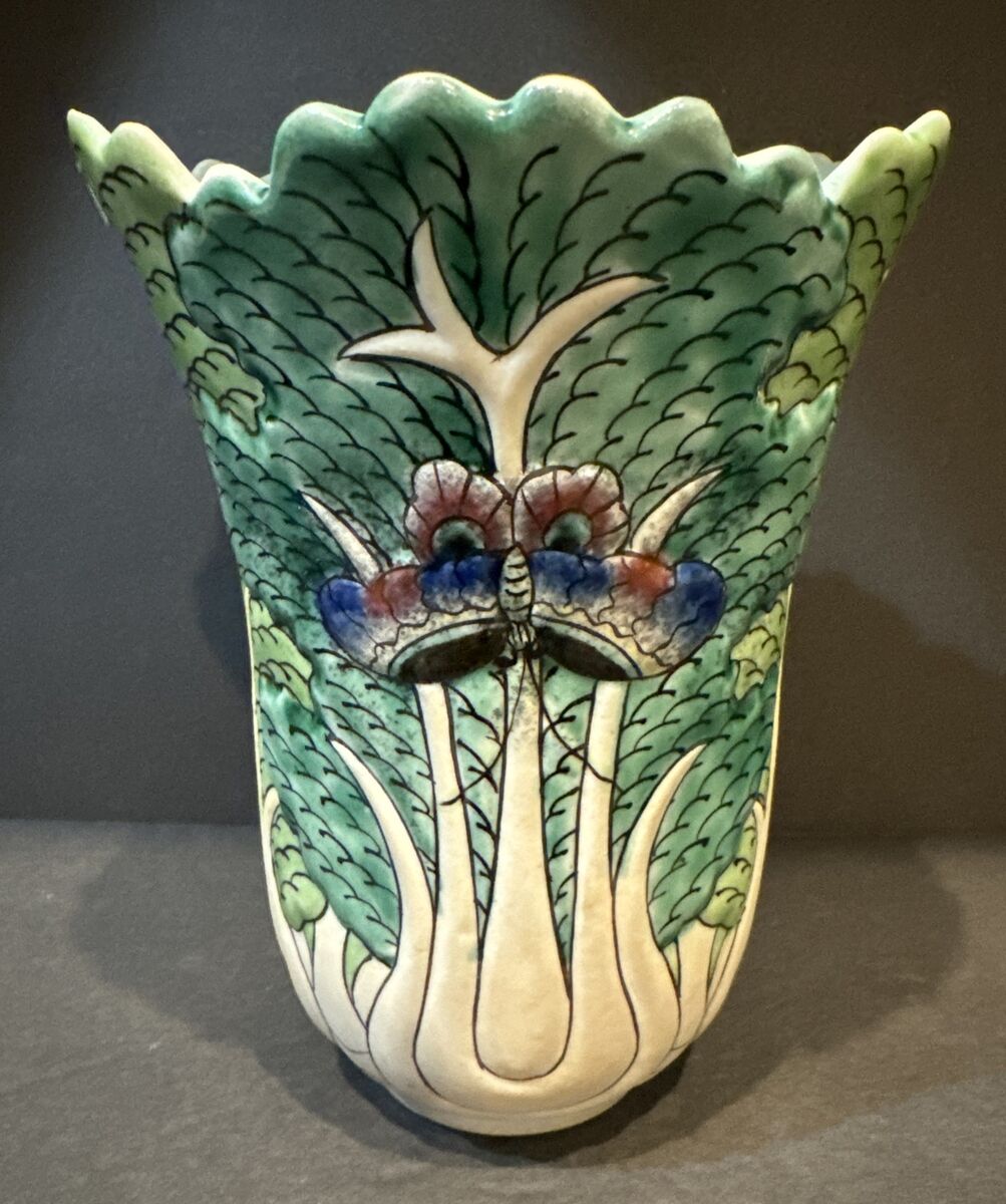 ANTIQUE CHINESE CABBAGE LEAF AND BUTTERFLY VASE MARKED 6 ANTIQUE CHINESE CABBAGE LEAF AND BUTTERFLY VASE MARKED 6